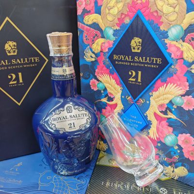 Bên trong hộp quà Royal Salute 21 Tết 2026
